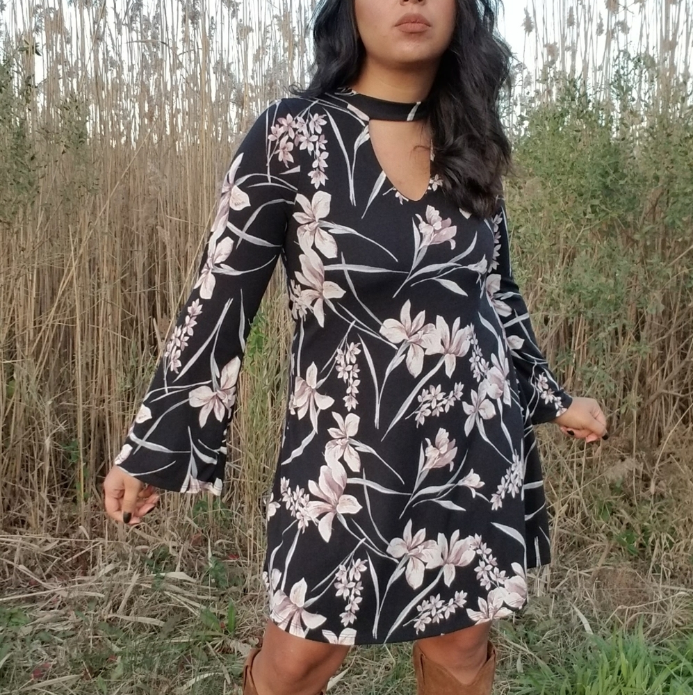 LAST 1| WILD FLOWER BLACK FLORAL CUTOUT DRESS - Picture 4 of 7